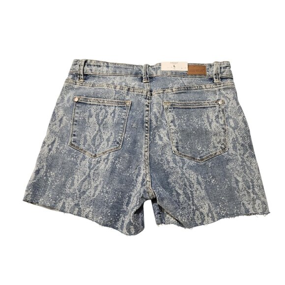 NWT JUDY BLUE SNAKE PRINT SHORTS IN SIZE LARGE - Picture 2 of 3